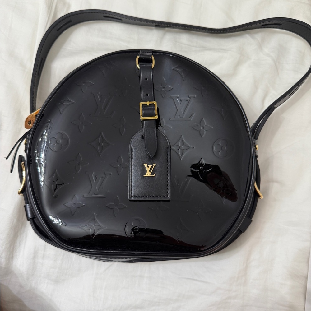 NWT Louis Vuitton Black Vernis leather round bag. Includes lock, keys, and dusty